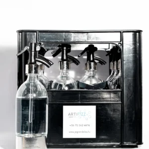 Prémium fém gasztro szikvíz palack az asztalon