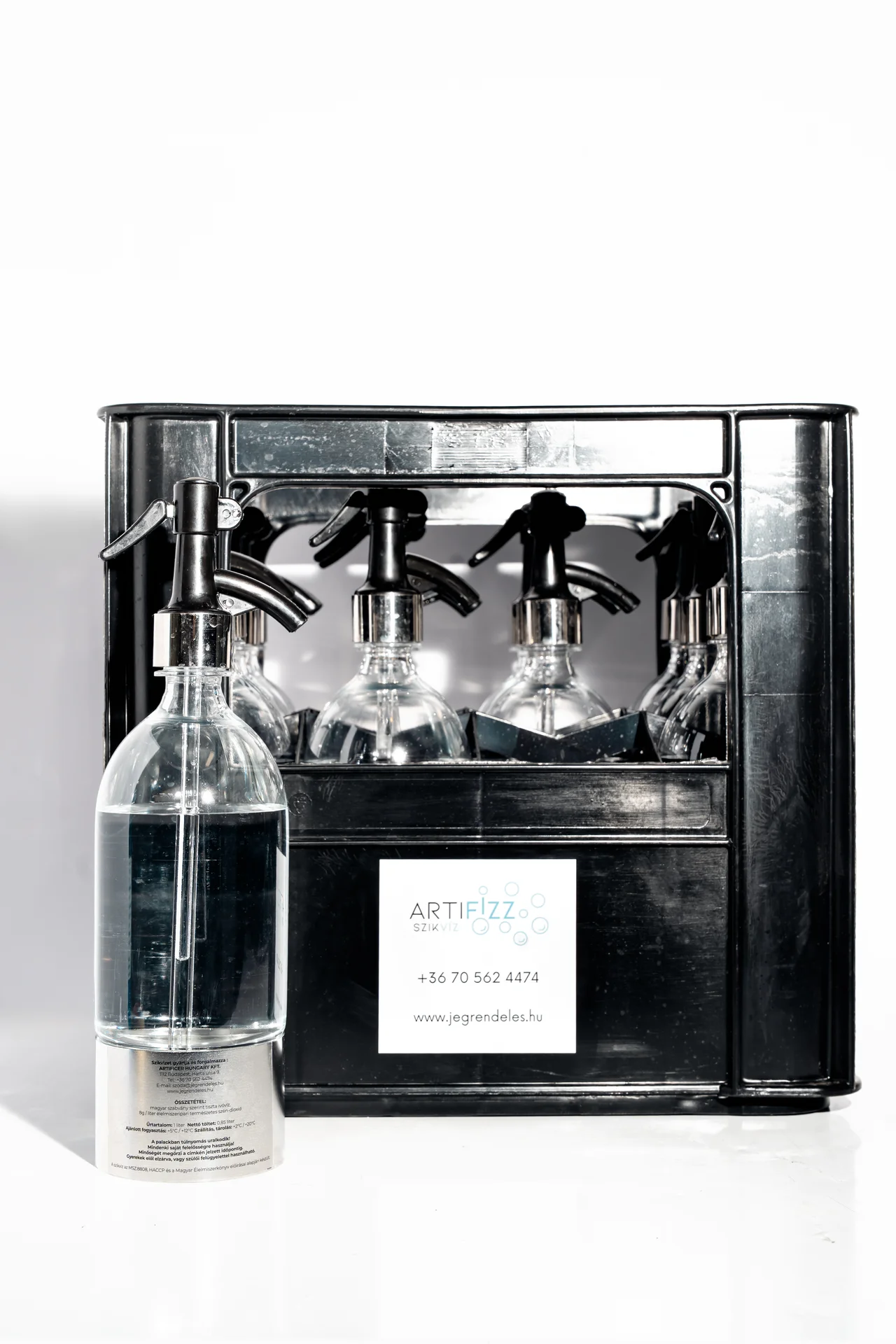 Prémium fém gasztro szikvíz palack az asztalon